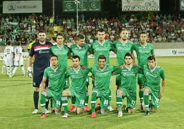 Фенове на "Динамо" викат за българите