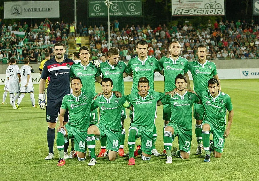 Фенове на "Динамо" викат за българите