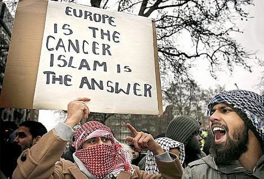 Ватиканът одобрява въздушните удари