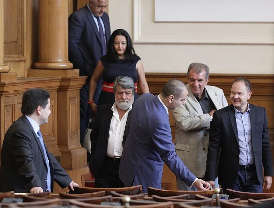 ГЕРБ се оплака от орязани заплати