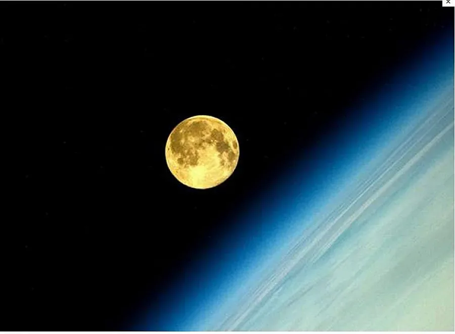 Първи снимки на суперлуната