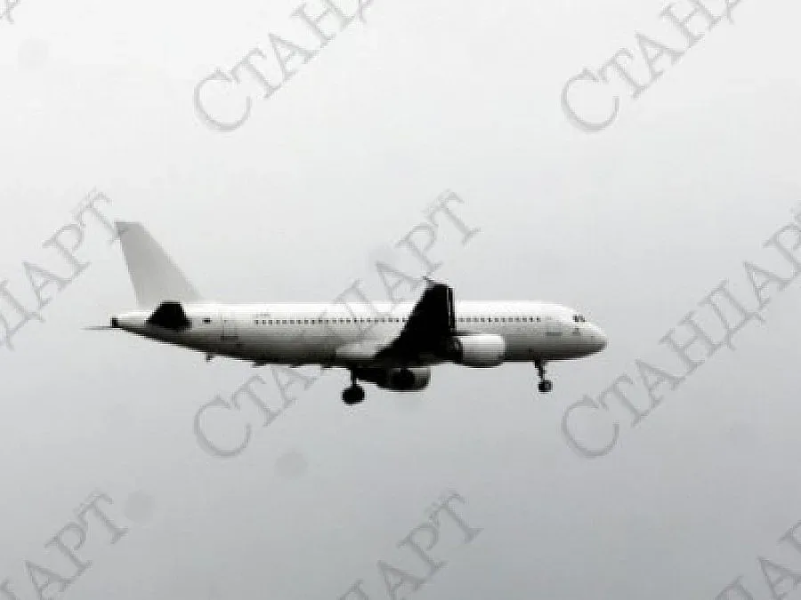 Самолет със съмнения за бомба кацна в София