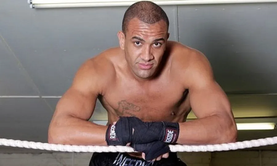 Двуметров британец тренира с Кобрата