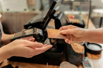 Какви такси ни удържат при теглене и плащане с карта в ЕС