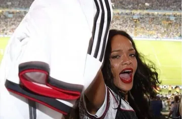 Риана купува отбор