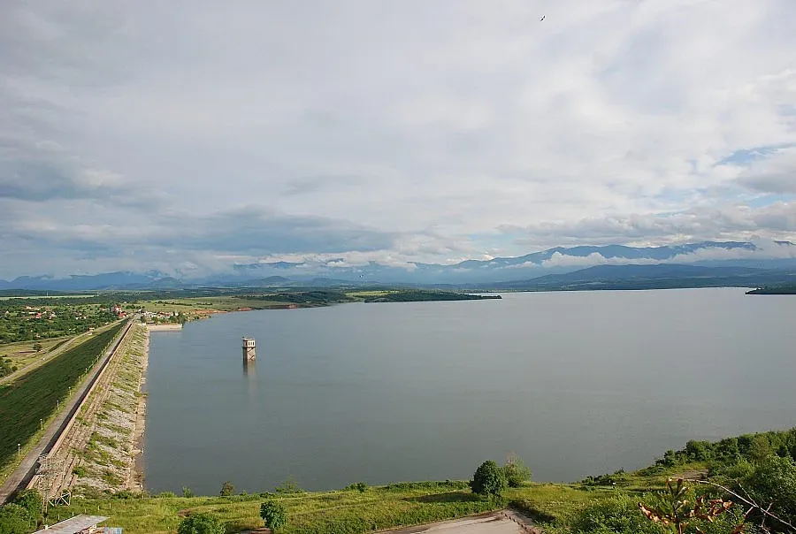 Търсят кой пусна слуха за пропукана стена на язовир „Огоста”