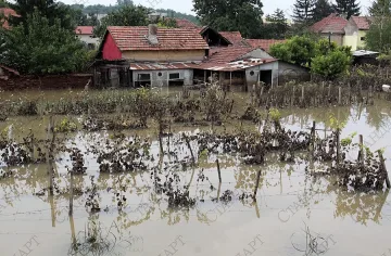 Д-р Ненков помага на бедстващото население в Мизия