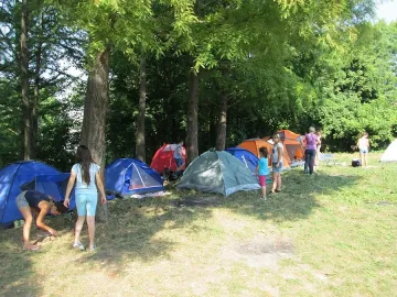Скаути разпънаха палатки