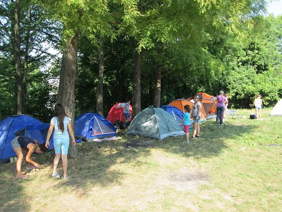 Скаути разпънаха палатки