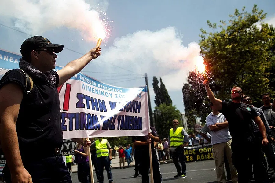 Гърците плащат по данък на месец