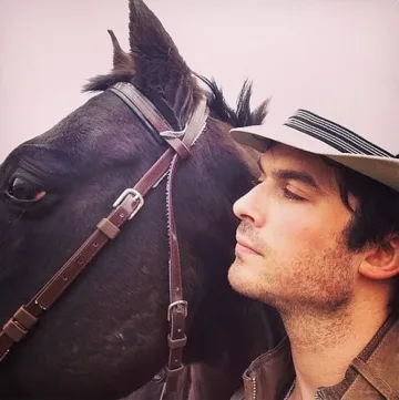 Иън се радва на бебе