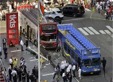 Два автобуса се сблъскаха на Таймс скуеър