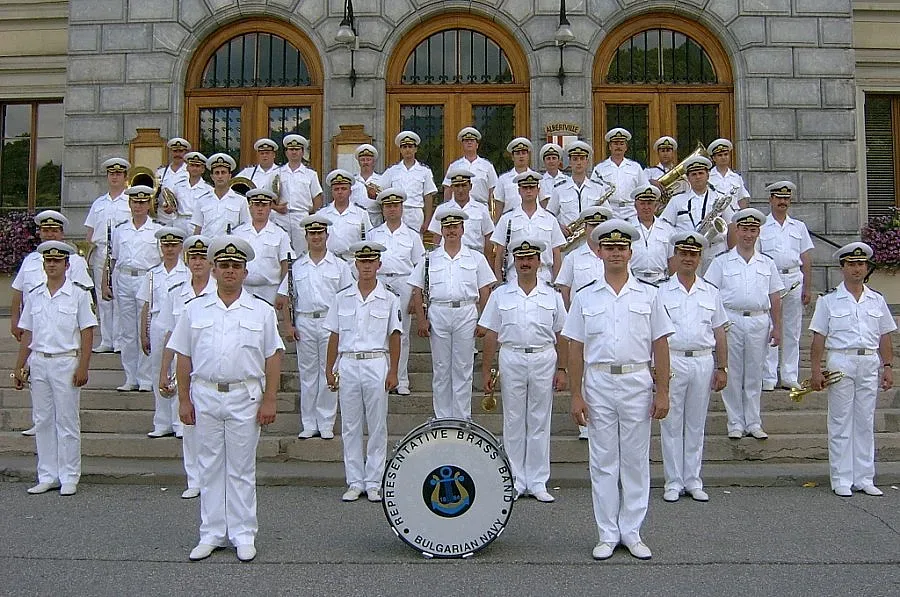 Оркестърът на ВМС свири в парка в Добрич