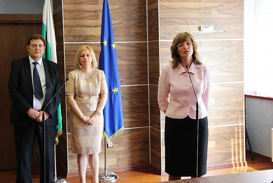 Захариева: Ще работим активно за възстановяване на плащанията по ОП