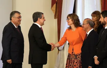 Служебният кабинет приема властта