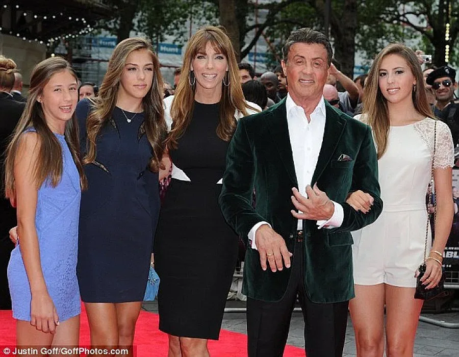 Слай искал да удуши Арни