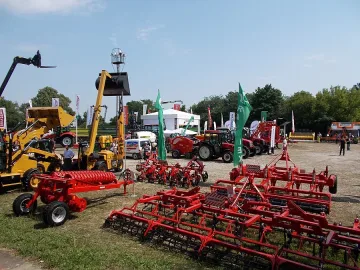 Над 130 фирми участват в земеделско изложение в Добрич