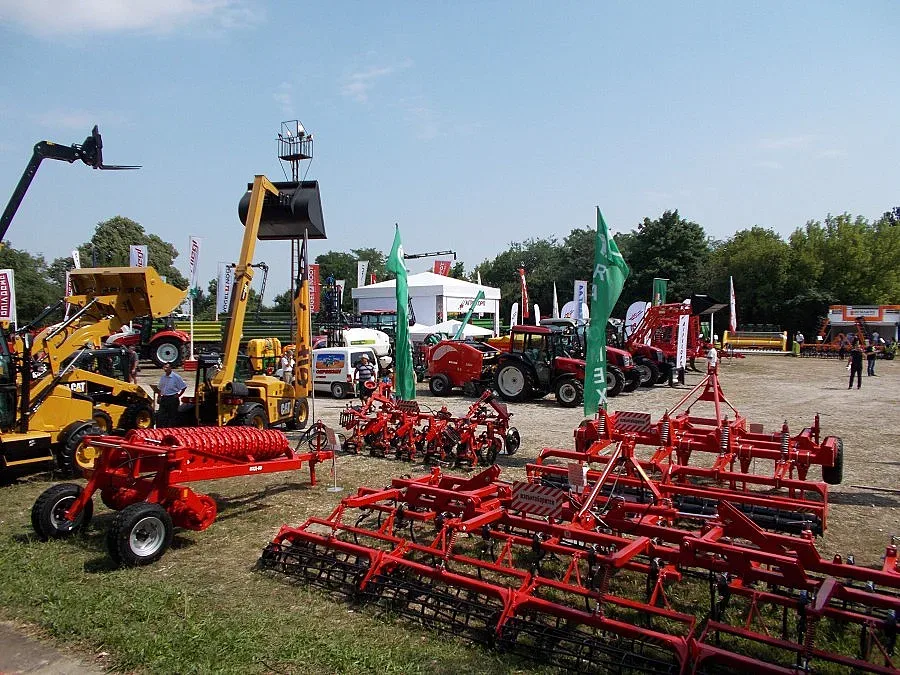 Над 130 фирми участват в земеделско изложение в Добрич