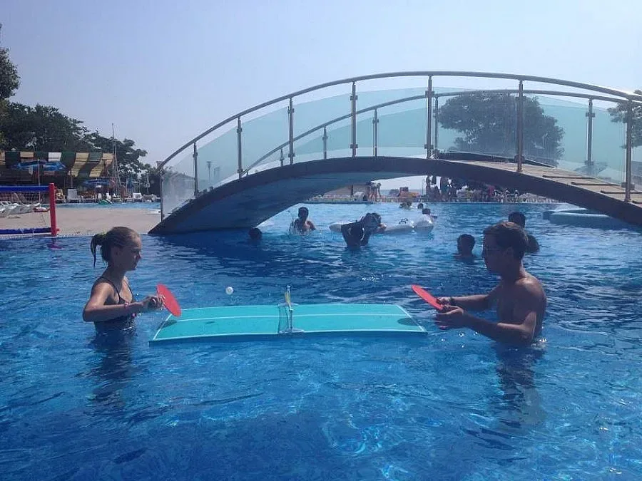 В Албена глезят туристите с тенис на маса в басейна