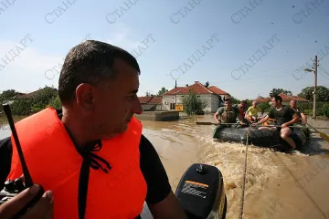 Военно-полева кухня храни бедстващите в Мизия