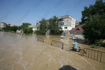 Мизия тъне в тонове кал, водата се отдръпва