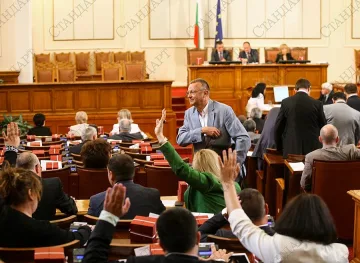 За последно в парламента: Отрязаха полицаите, дадоха на болниците