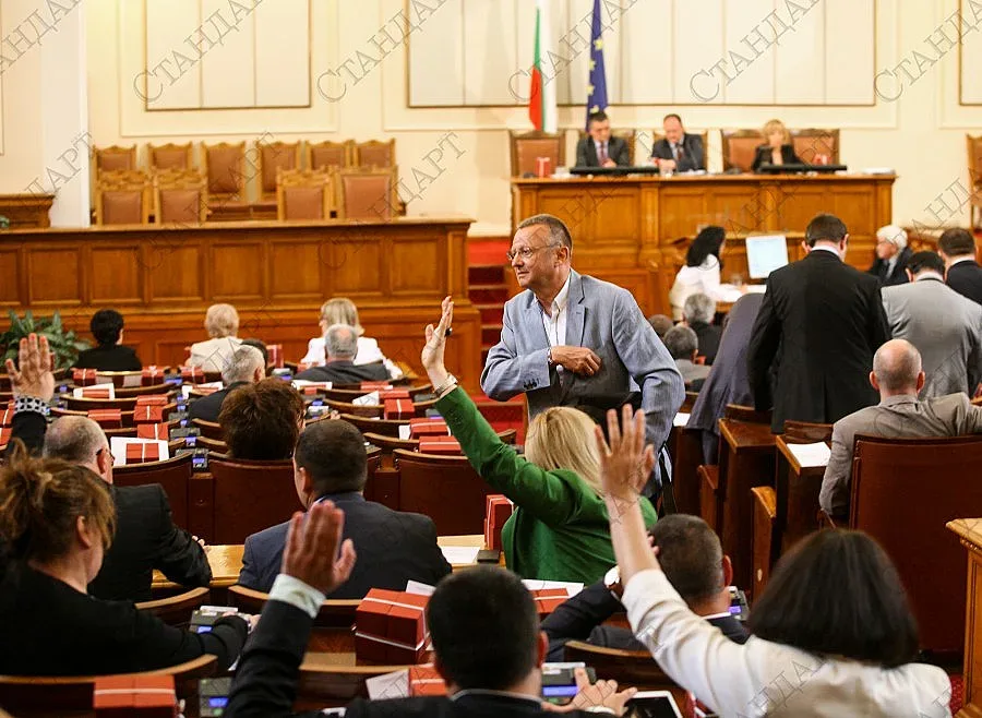 За последно в парламента: Отрязаха полицаите, дадоха на болниците