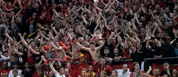 Полицай откъсна ръката на фен