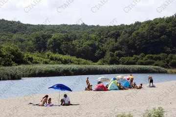 Топло, но с краткотрайни валежи във вторник
