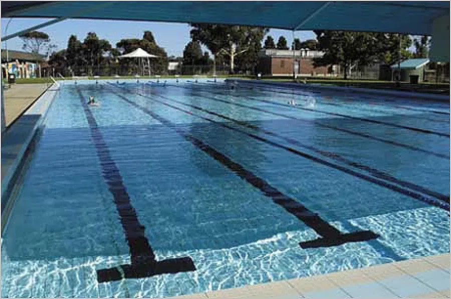 Плувец си счупи главата в плитък басейн