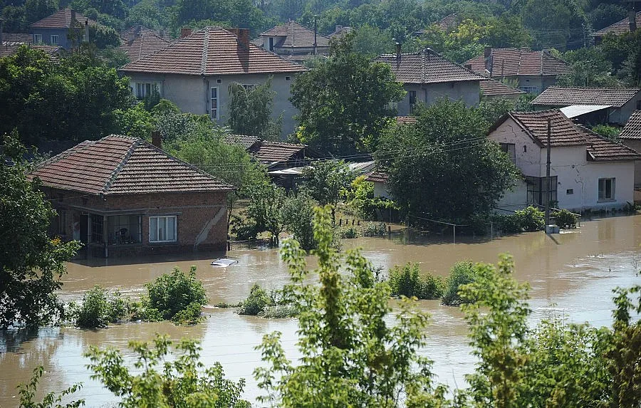 Започна отводняването в село Крушовица