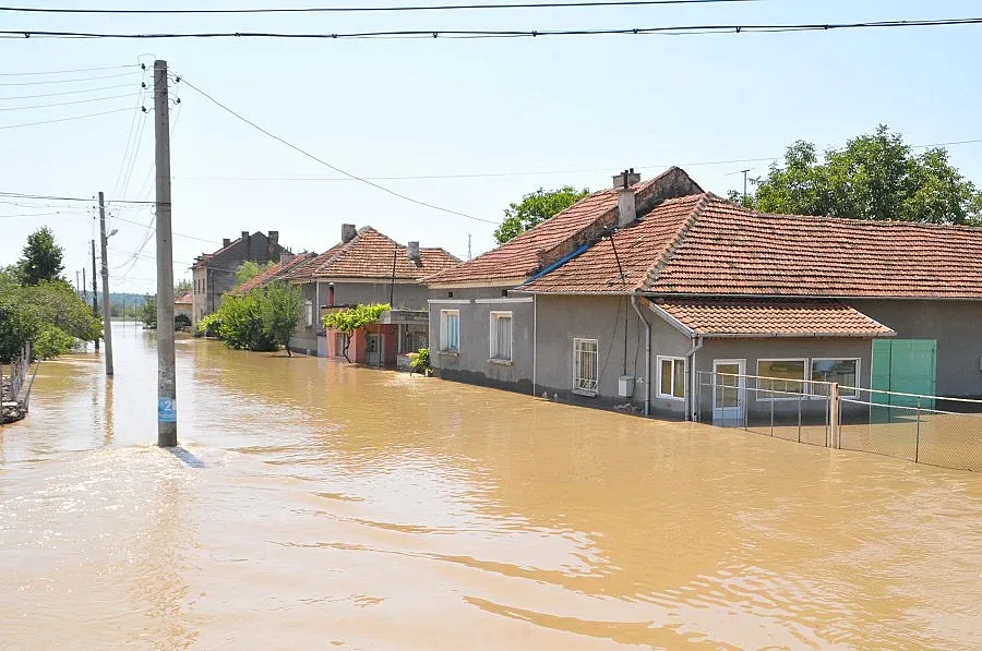Водата си тръгва, страх в очакване на разрушенията