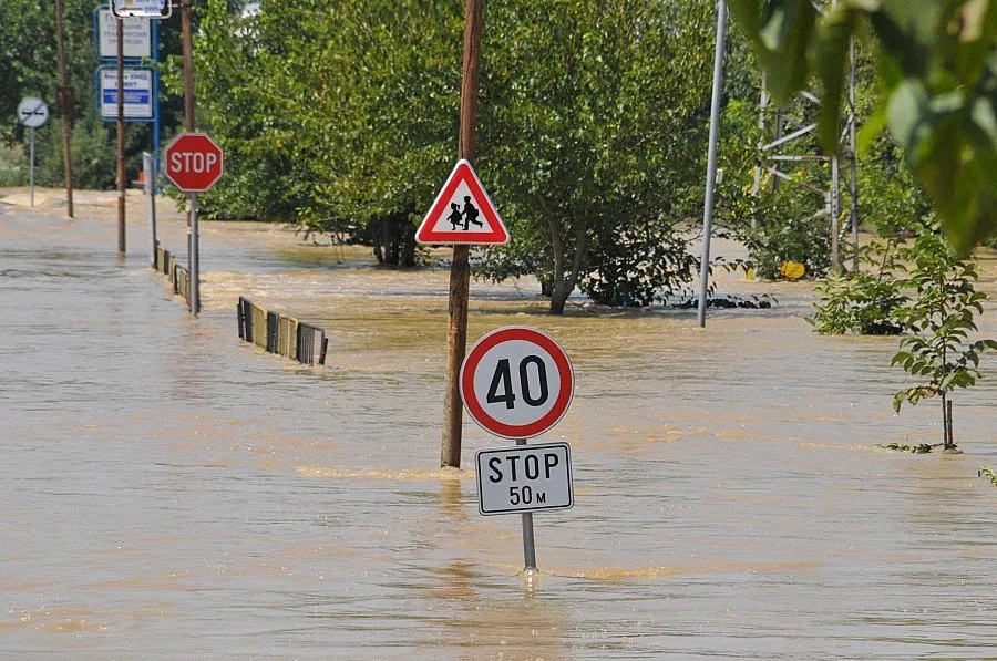 Хората и държавата на нож: Спорят дали са изпускани язовири