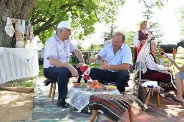 В Сливен залежават 300 тона праскови