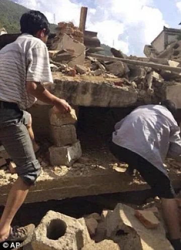 Трус уби 150 души в Китай (ОБЗОР)