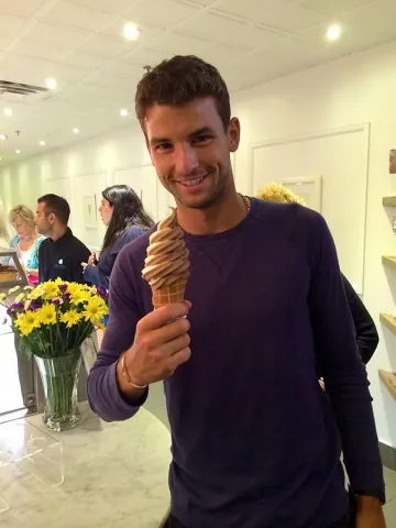 Гришо се глези със сладолед