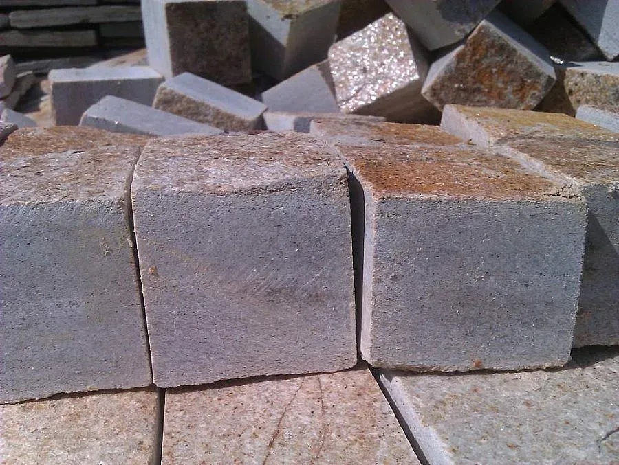 Дядо прави павета за улични дупки