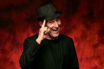 Бен Крос пише автобиографията си