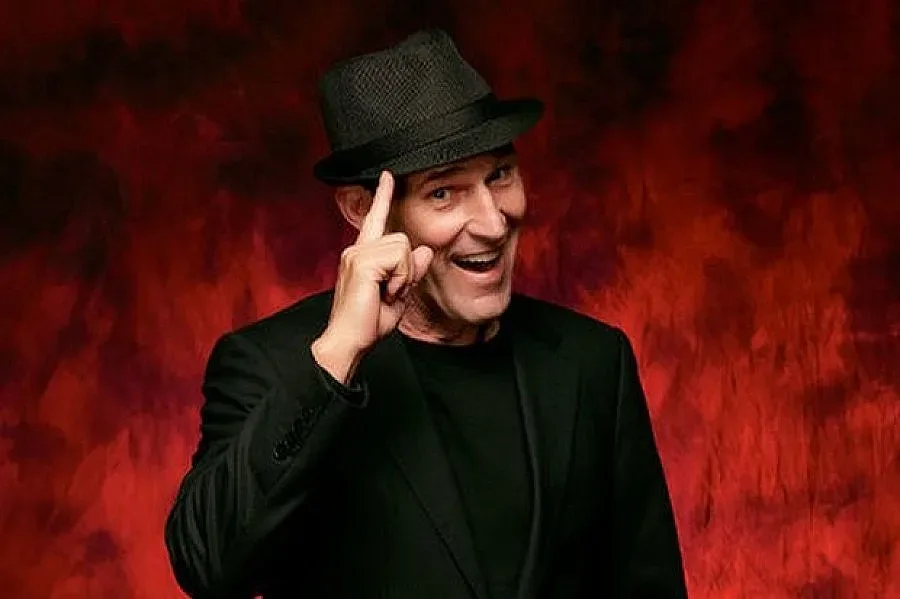 Бен Крос пише автобиографията си