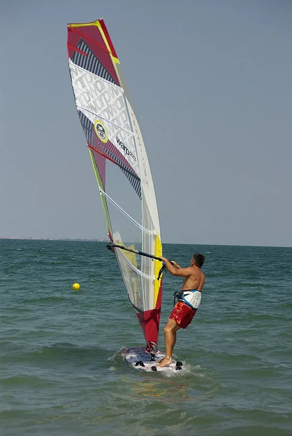 Сърф маниаци обсадиха южния плаж в Слънчев бряг