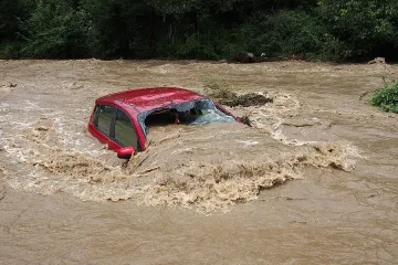 Водата затвори пътища във Врачанско