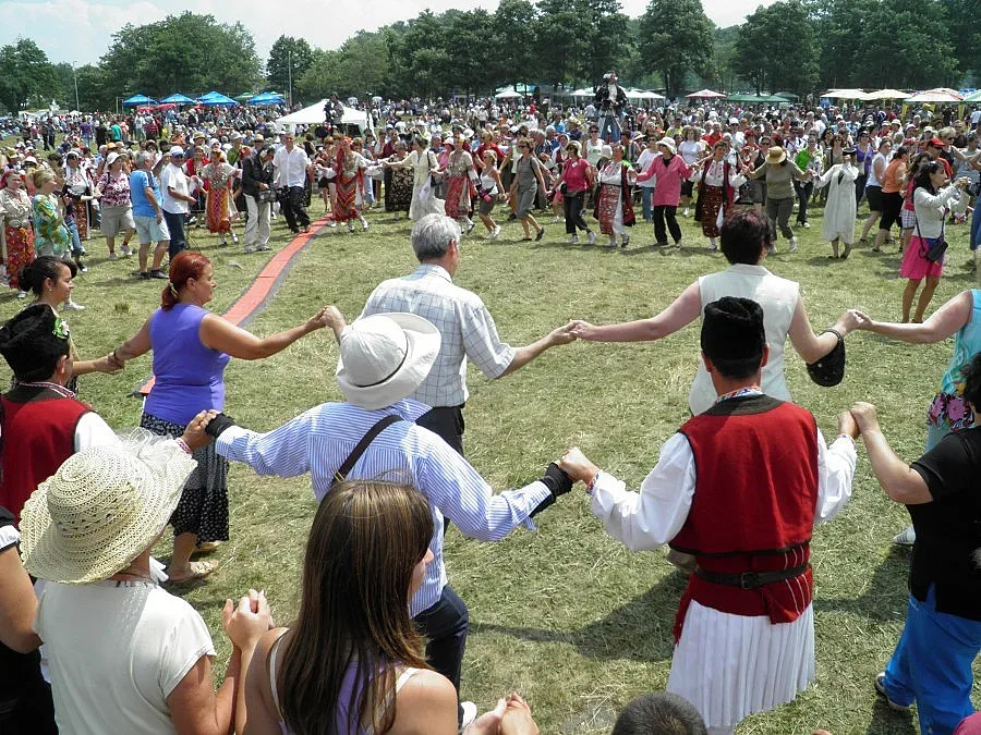 2500 певци спряха камионите за Гърция