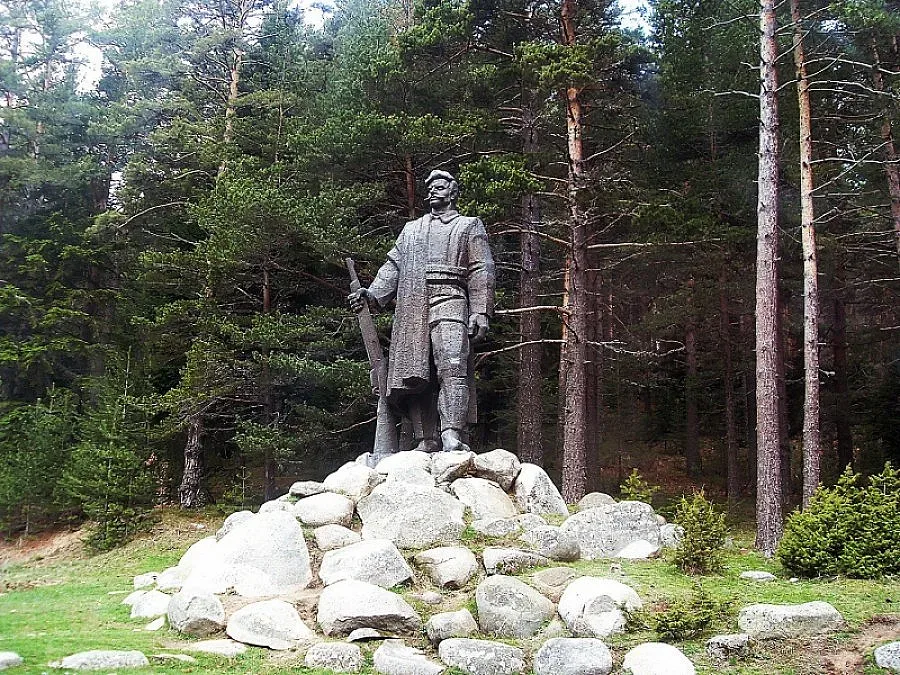 Наш и македонски кмет положиха цветя пред паметника на Гоце Делчев