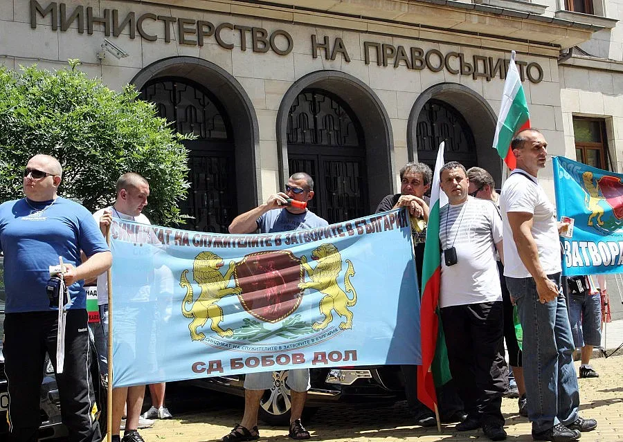 Служителите в затворите започват символичен протест