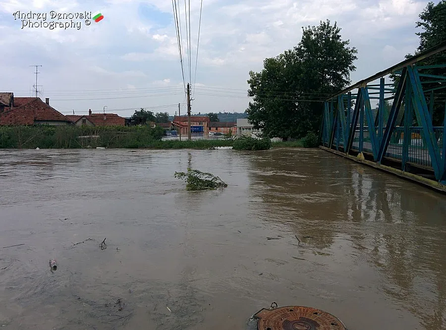 Приливна вълна наводни части от Бяла Слатина