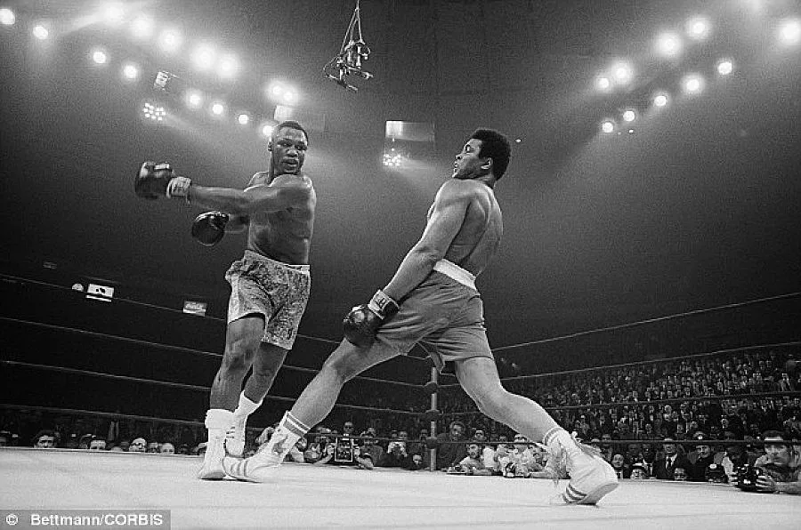 Дадоха $400 000 за ръкавици на Али