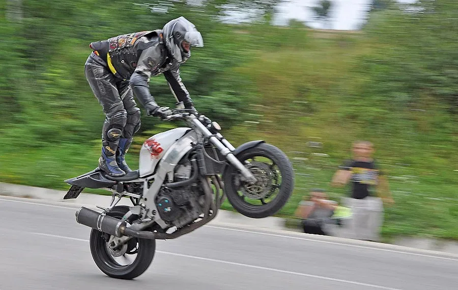 Рокери блокират пътя за София