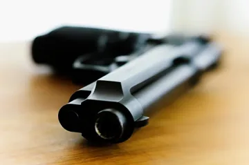 Служител на следствен арест се самоуби с пистолет в дома си