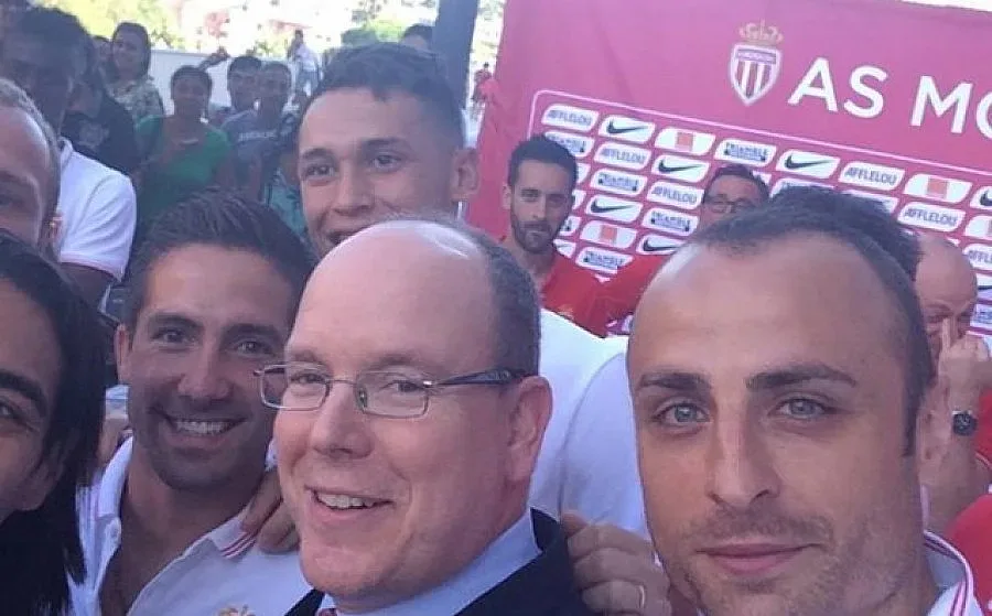 Селфито на Бербо и принц Албер взриви нета