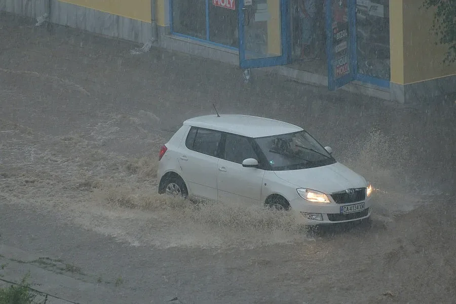 Спасиха двама рибари, заклещени на остров